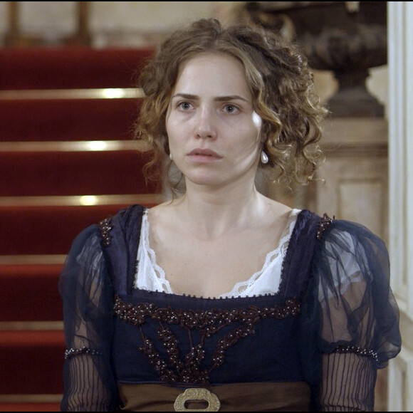 Leopoldina (Letícia Colin) manda Joaquim (Chay Suede) buscar munição com seus aliados após Avilez (Paulo Rocha) fechar o galpão das tropas, no capítulo que vai ao ar quinta-feira, dia 11 de maio de 2017, na novela 'Novo Mundo'