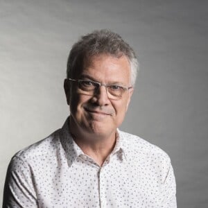 Pedro Bial é entrevistado por Fábio Porchat por telefone: 'Vai concorrer comigo?'