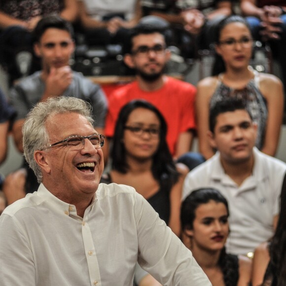 Pedro Bial recebe votos de sucesso de Fábio Porchat em entrevista por telefone
