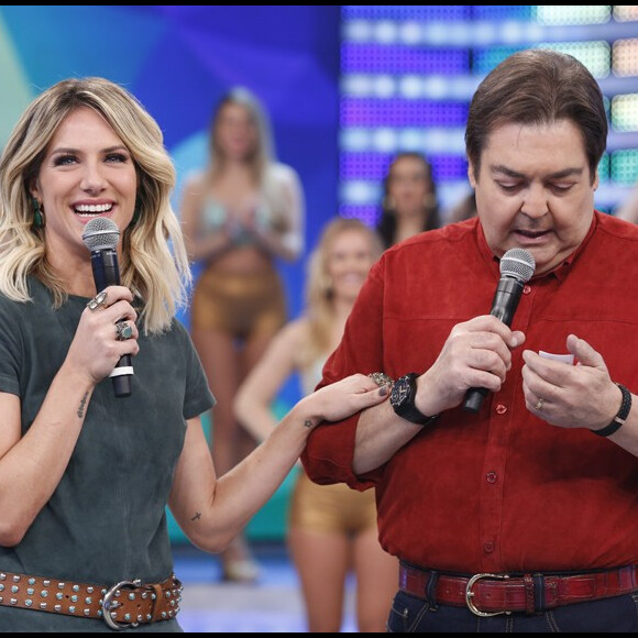 Ao parabenizar Fausto Silva, Giovanna Ewbank lembrou da adoção da herdeira