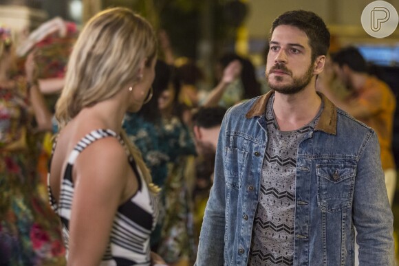 Zeca (Marco Pigossi) confronta Jeiza (Paolla Oliveira) quando ela diz que vai deixar sua festa de noivado para ir a uma reunião de trabalho, na novela 'A Força do Querer'
