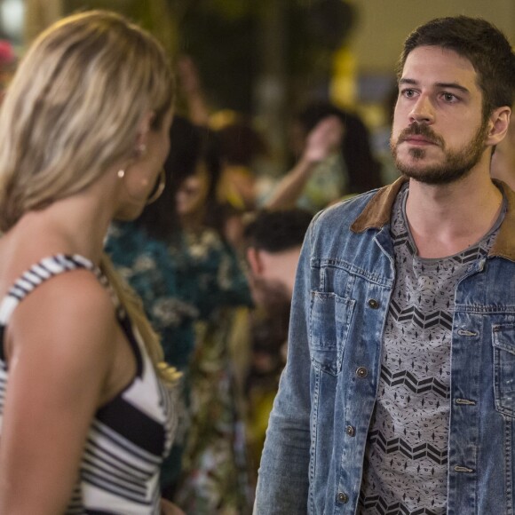 Zeca (Marco Pigossi) confronta Jeiza (Paolla Oliveira) quando ela diz que vai deixar sua festa de noivado para ir a uma reunião de trabalho, na novela 'A Força do Querer'