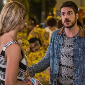 Zeca (Marco Pigossi) tenta impedir Jeiza (Paolla Oliveira) de ir para o batalhão, na novela 'A Força do Querer'