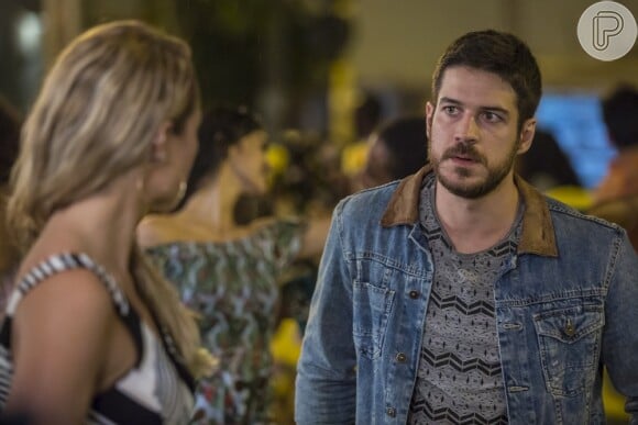 Zeca (Marco Pigossi) decide levar Jeiza (Paolla Oliveira) ao batalhão e manda que ela entre no carro, na novela 'A Força do Querer'