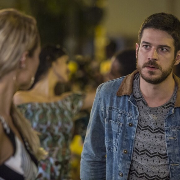 Zeca (Marco Pigossi) decide levar Jeiza (Paolla Oliveira) ao batalhão e manda que ela entre no carro, na novela 'A Força do Querer'