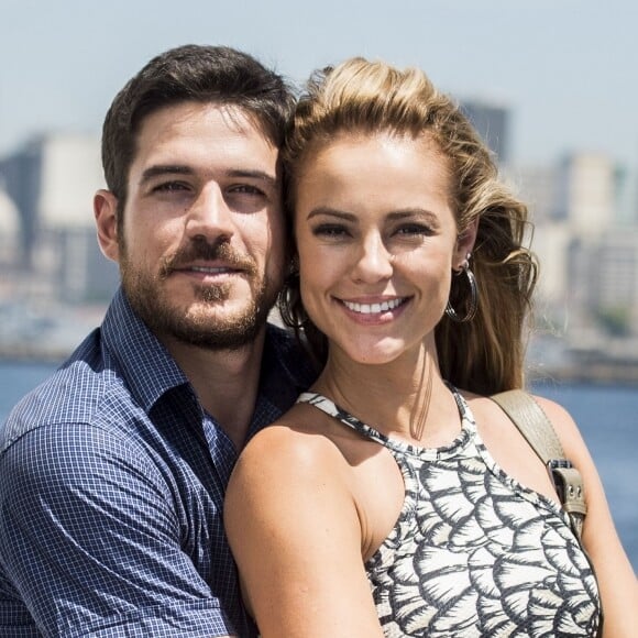 Jeiza (Paolla Oliveira) aceita a proposta de casamento de Zeca (Marco Pigossi) na novela 'A Força do Querer