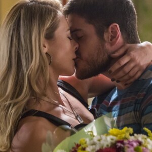 Jeiza (Paolla Oliveira) e Zeca (Marco Pigossi) estão namorando, na novela 'A Força do Querer'