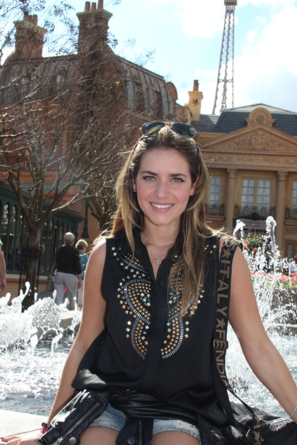 Monique Alfradique participa de lançamento câmera fotográfica em parque da Disney, na Flórida, nos Estados Unidos, em 16 de janeiro de 2013