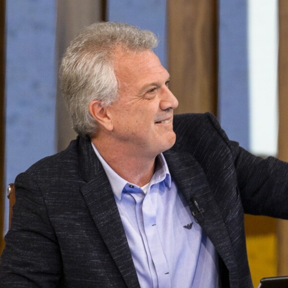 Pedro Bial acrescentou: 'Pedi para inverter o cenário para que eu desse o ouvido esquerdo para o entrevistado. Senão, ia ficar me entortando para poder ouvir'