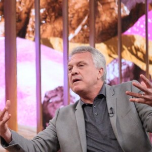 Pedro Bial explicou porque o sofá dos seus entrevistados fica à direita do vídeo: 'Não escuto tão bem do ouvido direito'