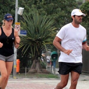 Grazi Massafera e Patrick Bulus foram clicados em corrida na praia