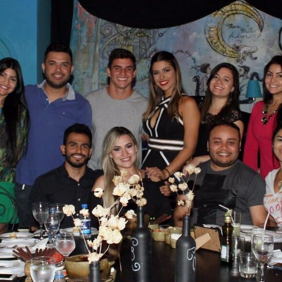 Em Manaus, ex-BBB Manoel janta com amigos de Vivian