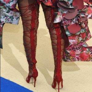 '(Vestir) foi, na verdade, muito fácil – um shortinho e algumas fivelas. Agora os sapatos me levaram uma hora para calçá-los', comentou Rihanna sobre seu look no MET Gala 2017