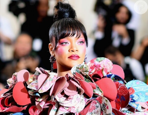 Rihanna combinou a maquiagem às cores do vestido da marca Comme Des Garçons, da estilista japonesa Rei Kawakubo, homenageada no MET Gala 2017