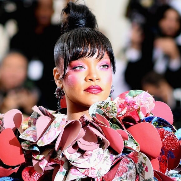 Rihanna combinou a maquiagem às cores do vestido da marca Comme Des Garçons, da estilista japonesa Rei Kawakubo, homenageada no MET Gala 2017