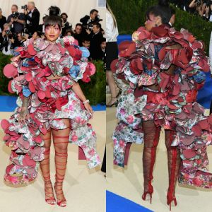 MET gala 2017: Rihanna precisou de um hora para amarrar sandálias por toda a perna