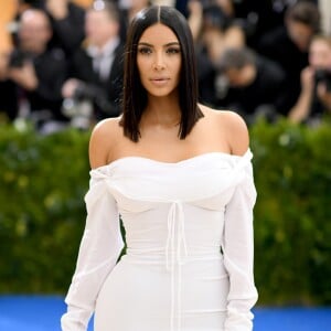 Kim Kardashian dispensou as joias e optou por um vestido simples da estilista Vivienne Westwood no MET Gala 2017