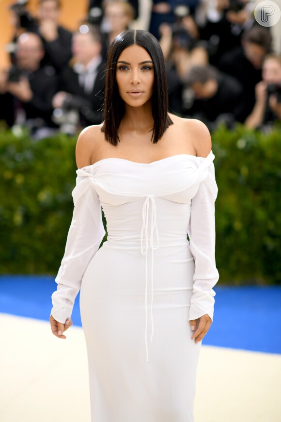 Kim Kardashian dispensou as joias e optou por um vestido simples da estilista Vivienne Westwood no MET Gala 2017