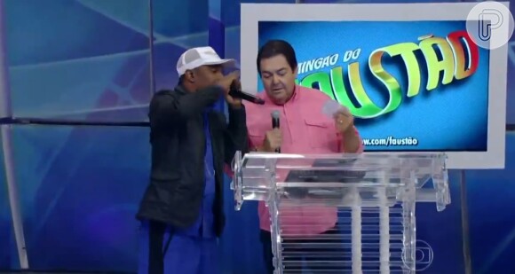 Ao lado do cantor do Psirico Márcio Victor, Faustão se nega a dançar 'Lepo Lepo'