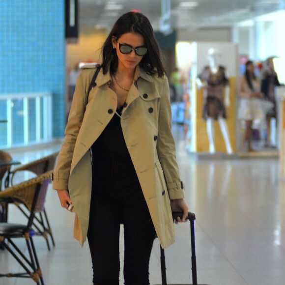 Sasha Meneghel foi filmada pela amiga Sasha Meneghel desembarcando em Nova York