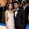 Selena Gomez e The Weeknd brilharam no evento de gala em Nova York