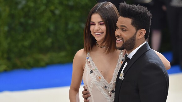 Selena Gomez tem aprovação da mãe em namoro com The Weeknd: 'Está feliz'