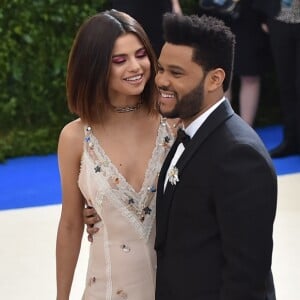 Selena Gomez e The Weeknd fizeram primeira aparição como um casal no gala do MET