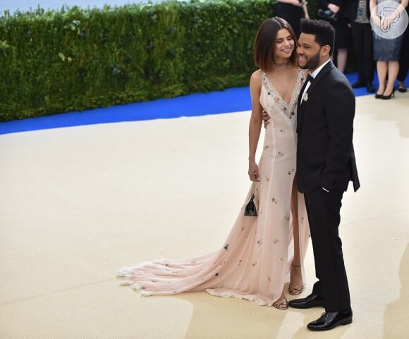 Selena Gomez e The Weeknd fizeram primeira aparição como um casal no gala do MET