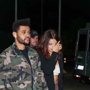 Acompanhado de Selena Gomez, The Weeknd se apresentou no festival LollaPalooza