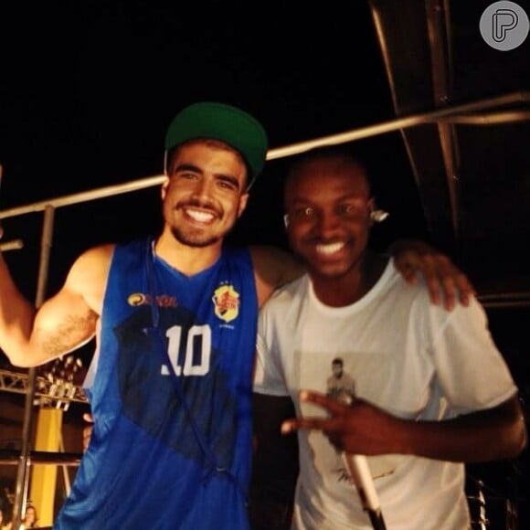 Thiaguinho posa com o amigo Caio Castro em um show realizado em Pompéu, Minas Gerais, antes do Carnaval