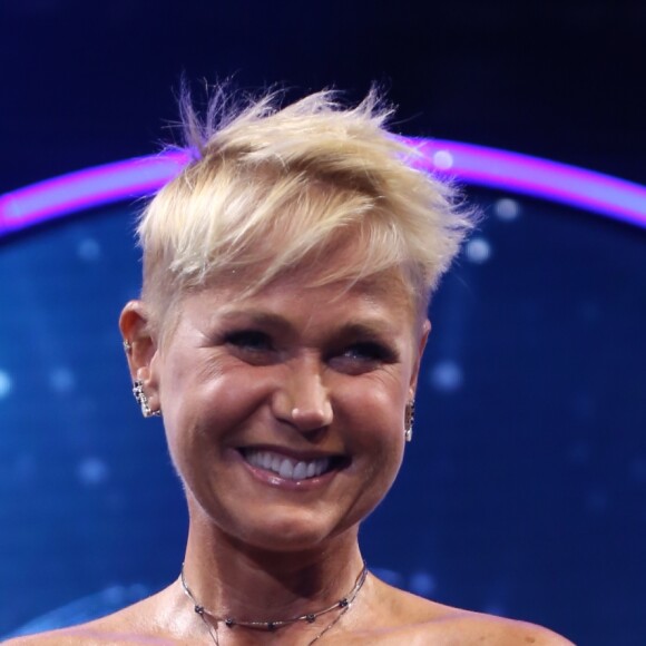 Xuxa se irritou com produtora do seu programa que estava vendo o 'BBB17' no dia da estreia do 'Dancing Brasil'
