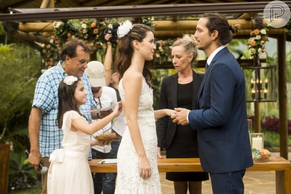 Dennis Carvalho dirige a cena do casamento de Júlia (Nathalia Dill) e Gui (Vladimir Brichta) em 'Rock Story'