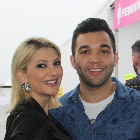 Antonia Fontenelle foi aconselhada pelo pai de Jonathan Costa a não se casar com ele. 'Rômulo Costa bateu na minha porta e falou assim: 'eu não aconselho você a casar com o Jonathan porque não vai dar certo. Jonathan é a mãe dele de calças. Entenda como você quiser'', disse em entrevista ao colunista Leo Dias, do jornal 'O Dia', nesta quinta-feira, 4 de maio de 2017