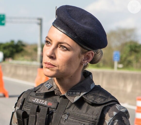 Jeiza (Paolla Oliveira) vai salvar a vida de Ritinha (Isis Valverde) e fazer seu parto em meio a um tiroteio em 'A Força do Querer'
