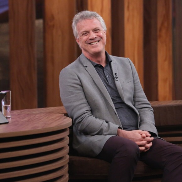 No programa 'Conversa com Bial', Pedro Bial inverteu a posição mesa por conta de problemas de audição