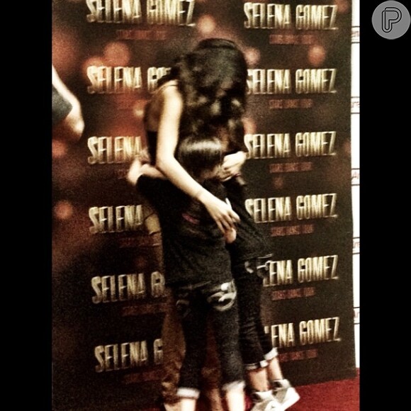 Selena fez questão de publicar uma foto com os fãs no seu Instagram e agradeceu ao Texas pelo carinho