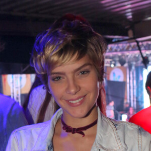 Isabella Santoni afirmou já ter feito cocô na frente do namorado: 'Faço xixi e beijo na boca do boy. Sou normal'