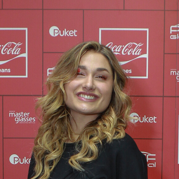 'Elas falaram que o Neymar está bem, a Xuxa está bem', brincou a brasileira sobre o encontro com Bruna Marquezine e Sasha Meneghel em Nova York