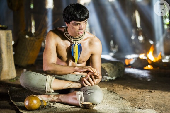Piatã (Rodrigo Simas) está sofrendo para se adaptar à vida na aldeia Tucaré, na novela 'Novo Mundo'
