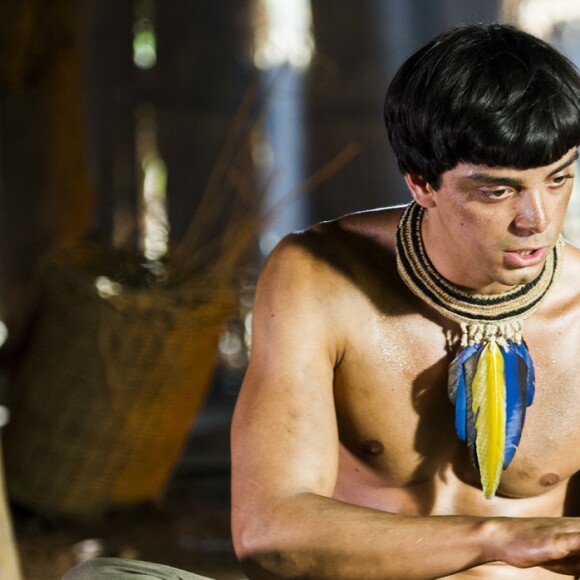 Piatã (Rodrigo Simas) está sofrendo para se adaptar à vida na aldeia Tucaré, na novela 'Novo Mundo'