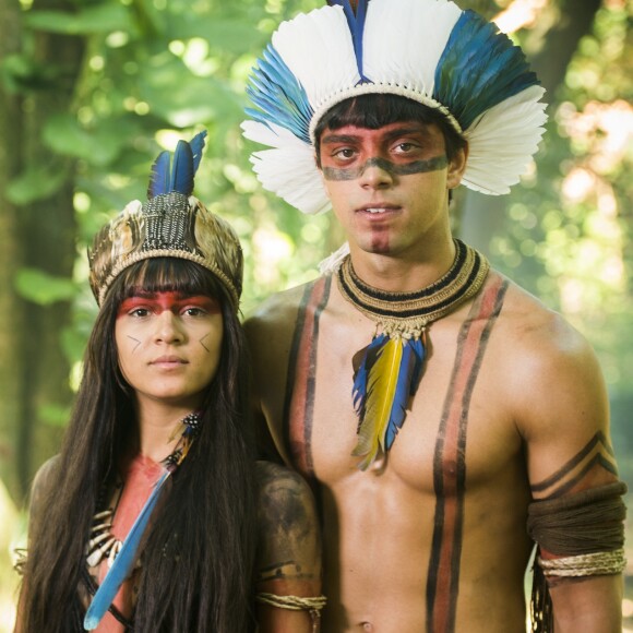 Jacira (Giullia Buscacio) beija Piatã (Rodrigo Simas) e pede para não revelar o namoro para a tribo, na novela 'Novo Mundo', em 8 de maio de 2017