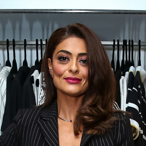 Juliana Paes usou um look sóbrio: a atriz apostou em um terno risca de giz