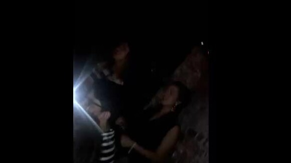 Sasha Meneghel foi filmada pela aniversariante Juliana Jucá dançando até o chão no restaurante 'La Esquina'