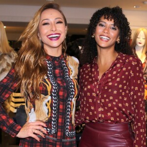 Taís Araújo e Sabrina Sato se divertiram no lançamento da marca Le Lis Blanc, em São Paulo