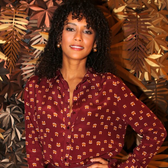 Taís Araújo apostou em um look todo vinho no lançamento da grife Le Lis Blanc
