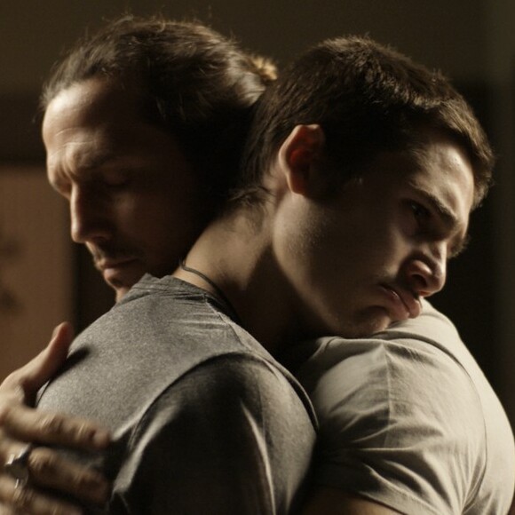 Zac (Nicolas Prattes) se consola com Gui (Vladimir Brichta) se consola com o pai após saber que sua mãe esteve no Rio de Janeiro e não o procurou