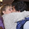 Deborah Secco beijou o marido, Hugo Moura, após a peça 'Oi, Quer Teclar?', no shopping Fashion Mall, na noite desta quinta-feira, 4 de maio de 2017