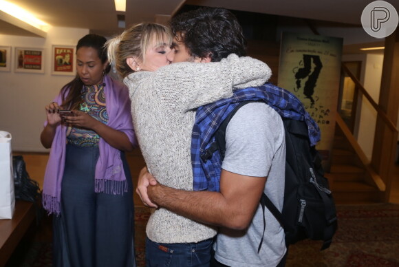 Deborah Secco beijou o marido, Hugo Moura, após a peça 'Oi, Quer Teclar?', no shopping Fashion Mall, na noite desta quinta-feira, 4 de maio de 2017