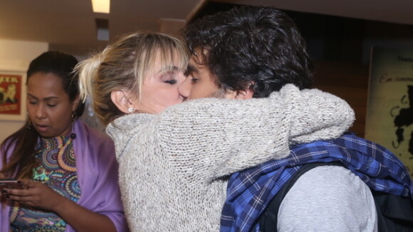 Hugo Moura ganha beijo da mulher, Deborah Secco, após estrear peça. Fotos!