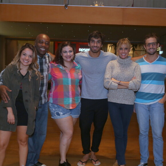 Deborah Secco e Hugo Moura posaram com o elenco da peça 'Oi, Quer Teclar?', da qual o ator faz parte